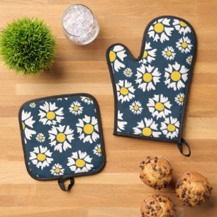 Daisy Pattern, Floral Pattern, White Daisies Oven Mitt & Pot Holder Set