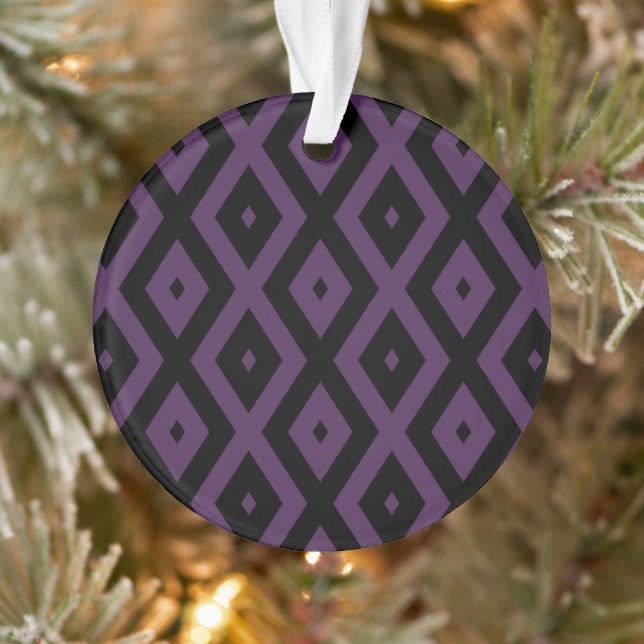 Dark purple and black diamond pattern ornament (Tree)
