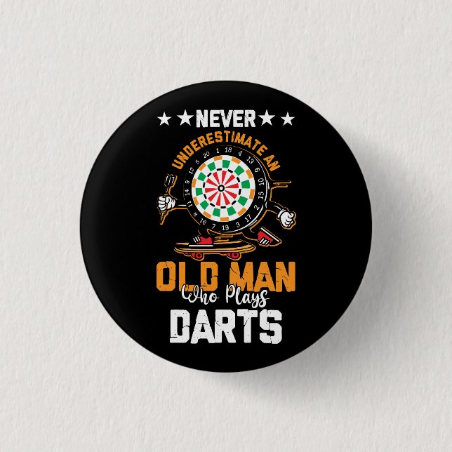 Dart Player  Never Underestimate An Old Man Who Pl 3 Cm Round Badge (Front)