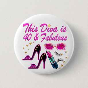 DAZZLING 40TH DIVA 6 CM ROUND BADGE