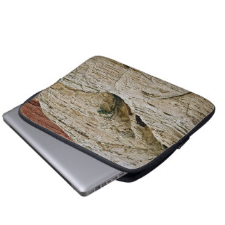 DEFYING THE ODDS, TREE BETWEEN DESERT ROCKS LAPTOP SLEEVE