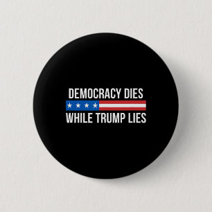 Democracy Dies While Trump Lies -  6 Cm Round Badge