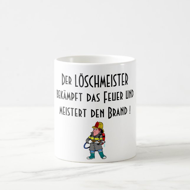 Der LÖSCHMEISTERbekämpft das Feuer undmeistert ... Coffee Mug (Center)