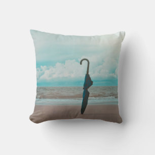 Der Regenschirm - Zwei verschieden farbige Seiten Cushion