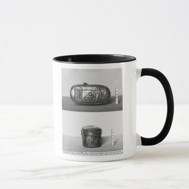 Detail of the lid of a pyxide mug (Right)