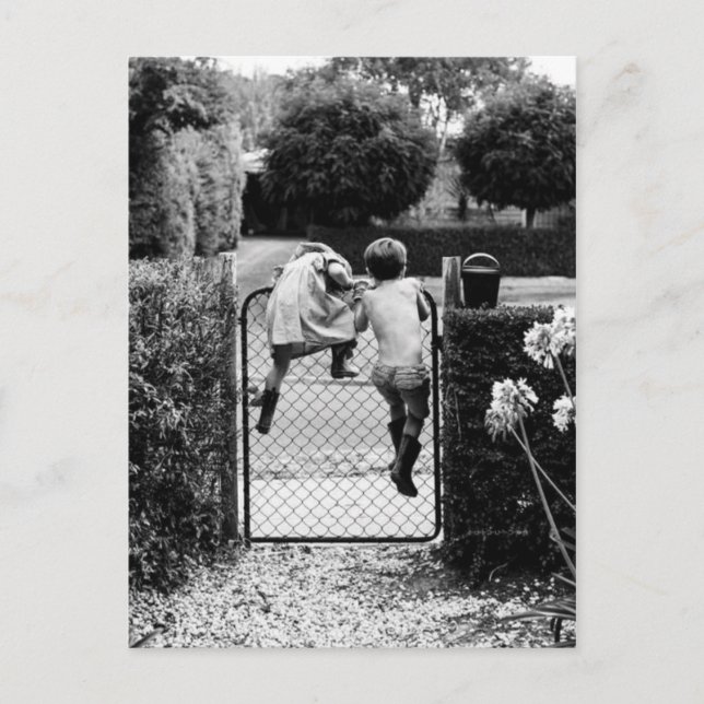 Deux enfants s'échappent postcard (Front)