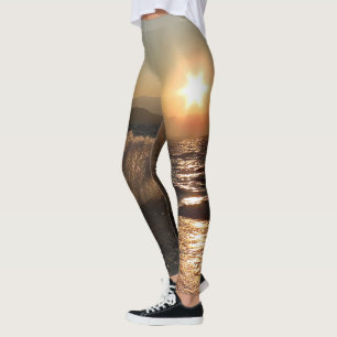 die Wellen vom Meer prallen gegen einen Anlegesteg Leggings