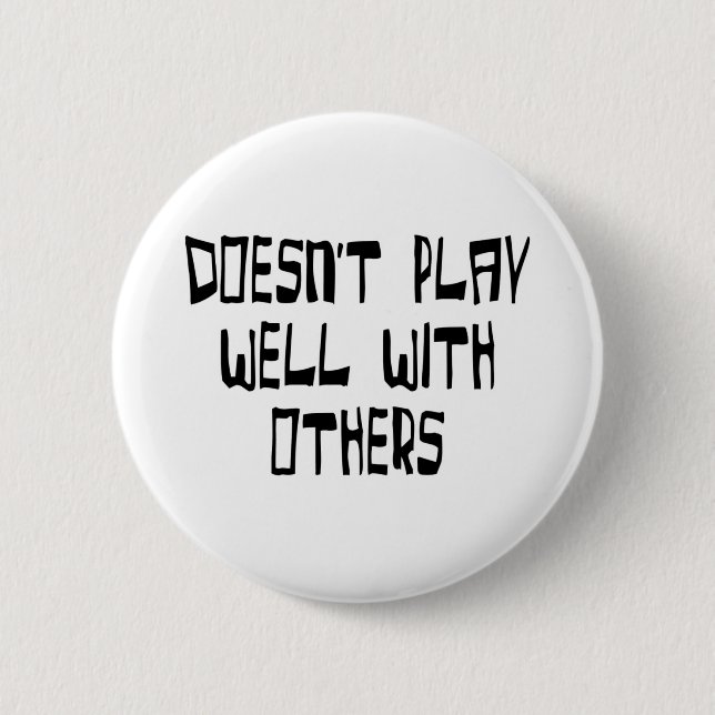 Doesn't play well with others 6 cm round badge (Front)