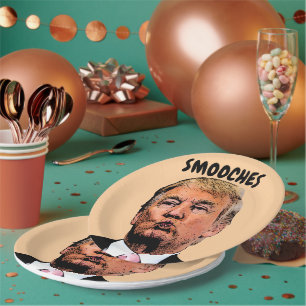 DONALD TRUMP KISSES PARTY PAPER PLATES