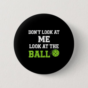 Don't look at look at the ball - pickleball player 6 cm round badge