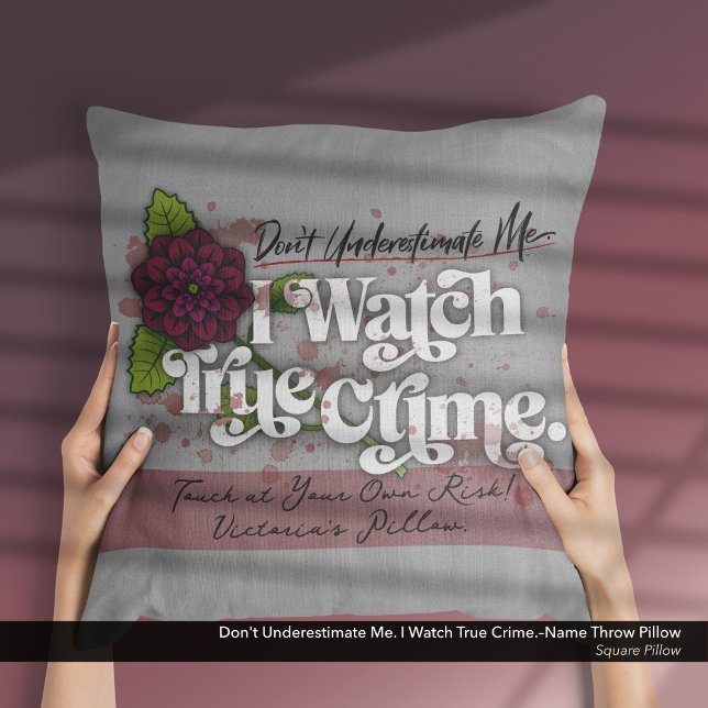 Don't Underestimate Me. I Watch True Crime.–Name Cushion (Don't Underestimate Me. I Watch True Crime.–Throw Pillow Customized with Your Name.)