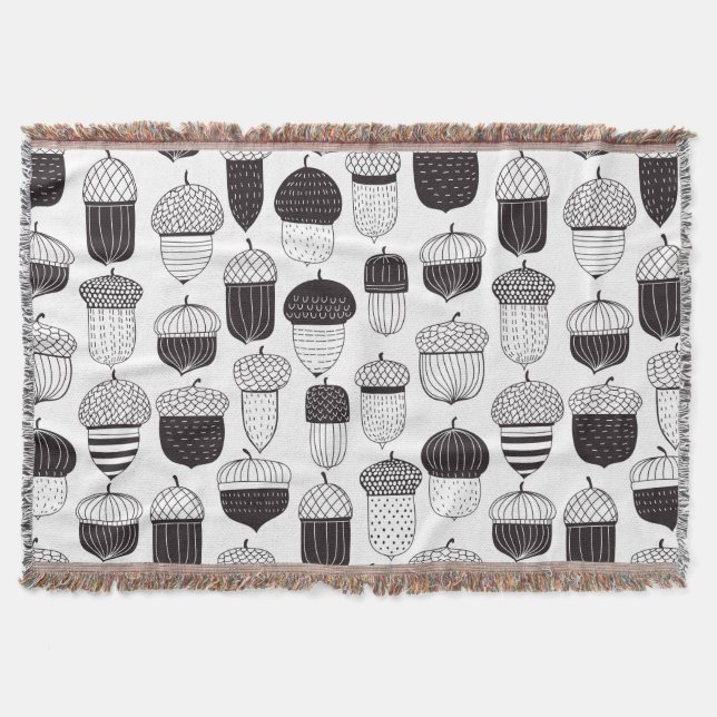 Doodle acorns autumn pattern throw blanket (Front)
