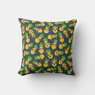 Doodle pineapples, hand drawn, summer pattern. cushion