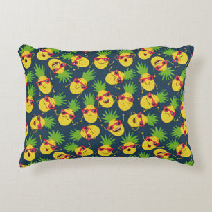 Doodle pineapples, hand drawn, summer pattern. decorative cushion