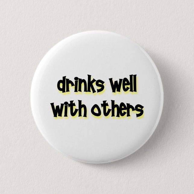 Drinks well with others 6 cm round badge (Front)