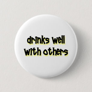 Drinks well with others 6 cm round badge