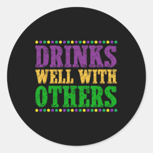 Drinks Well With Others Funny Mardi Gras 2025 Classic Round Sticker