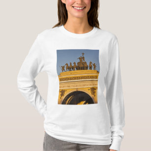 Dvortsovaya Square, Triumphal Arch, sunset T-Shirt
