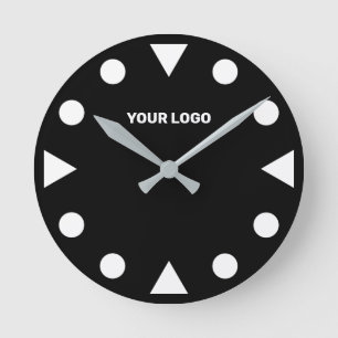 Easy to read wall clock with simple dial face