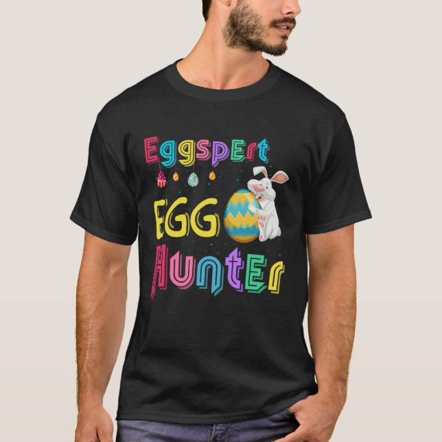 Eggspert Egg Hunter Cool Easter Bunny Hunting Eggs T-Shirt (Front)