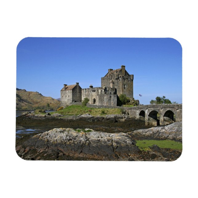 Eilean Donan Castle, Scotland. The famous Eilean 2 Magnet (Horizontal)