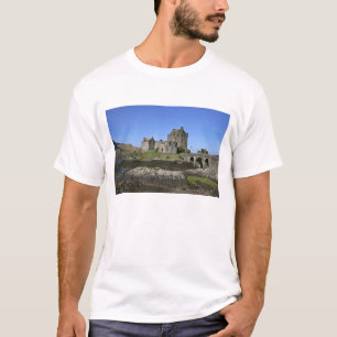 Eilean Donan Castle, Scotland. The famous Eilean 2 T-Shirt