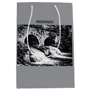 Elegant and refined design medium gift bag