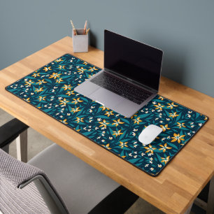 Elegant Floral Pattern with Red and Blue Leaves De Desk Mat