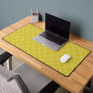 Elegant Floral Pattern with Red and Blue Leaves De Desk Mat