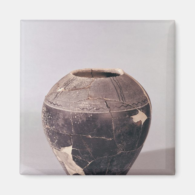 Engobe vase decorated with undulating lines magnet (Front)