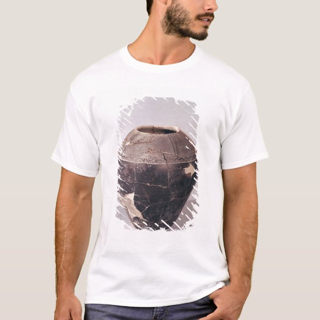 Engobe vase decorated with undulating lines T-Shirt (Front)