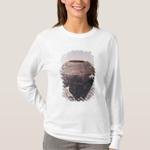 Engobe vase decorated with undulating lines T-Shirt