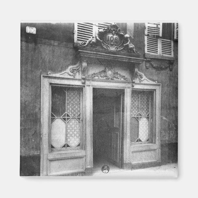 Entrance of a brothel in Paris Magnet (Front)