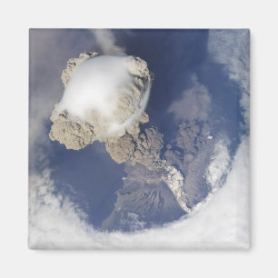 Eruption of Sarychev volcano Magnet