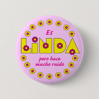 Es Linda, pero 6 Cm Round Badge