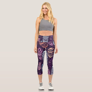 Ethnic feathers: black and white pattern capri leggings
