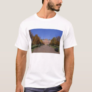 Europe, England, London. Kensington Palace in T-Shirt