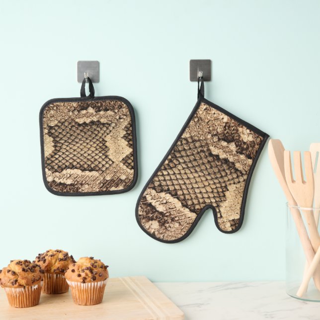Exotic snake skin animal print pattern modern bold oven mitt & pot holder set (Insitu(Hanging))