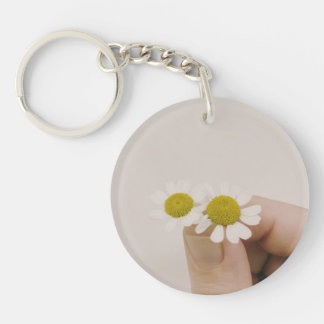 Fingertip Daisy – Aesthetic Floral Acrylic Key Ring