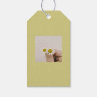 Fingertip Daisy – Minimalist Floral Gift Tag
