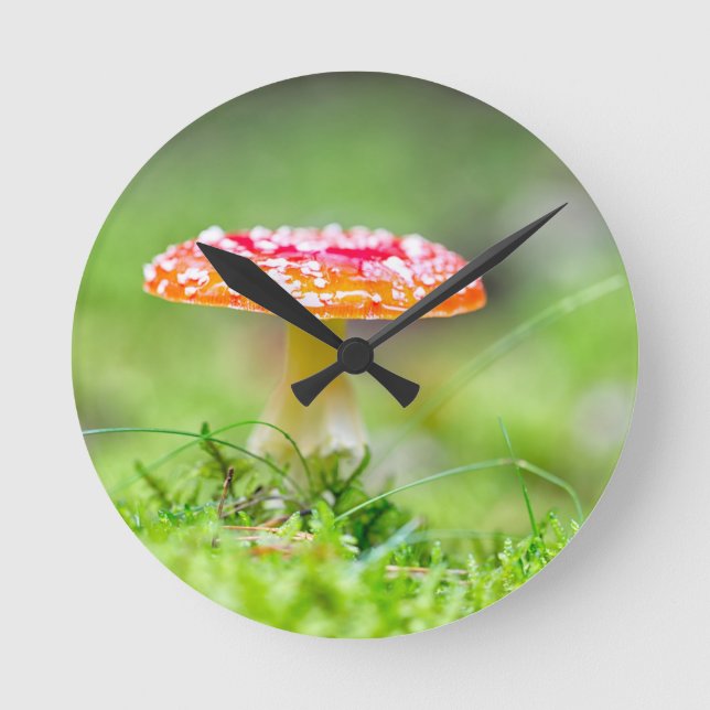 Fliegenpilz Round Clock (Front)