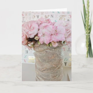 Flores geranio rosa en bote de crystal con encaje card