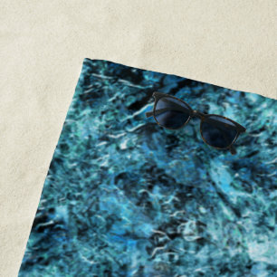 Floresta azul sob nevasca ou vidro trincado beach towel