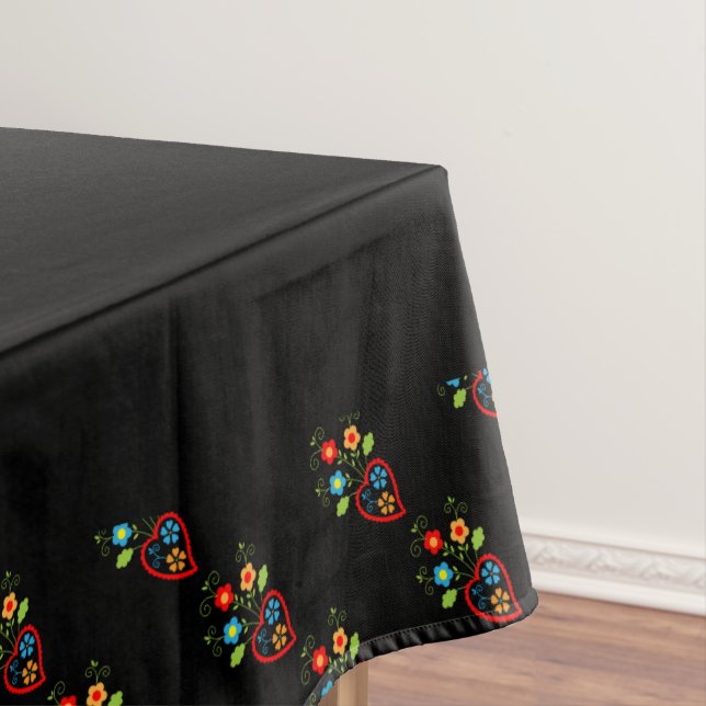 Folk portuguese blooming heart pattern tablecloth (In Situ)