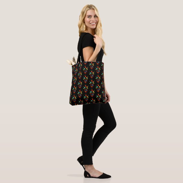 Folk portuguese blooming heart pattern tote bag (On Model)