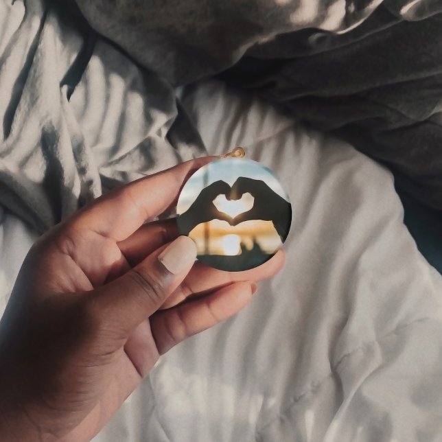  Forming a heart with hands keychain (Forming a heart with hands keychain)