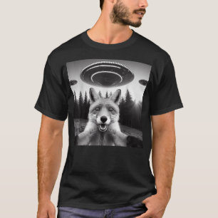 Fox Selfie With Alien UFO Funny Fox Gifts For Men T-Shirt
