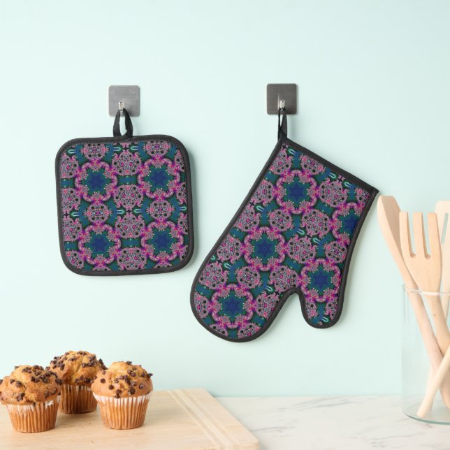 Fractal Radiance  Oven Mitt & Pot Holder Set (Insitu(Hanging))
