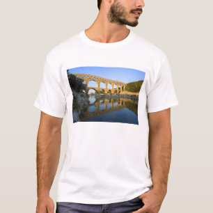 France, Avignon. The Pont du Gard Roman aqueduct T-Shirt