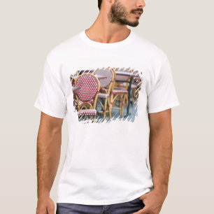 FRANCE, PARIS, Montmartre: Place du Tertre, Cafe T-Shirt